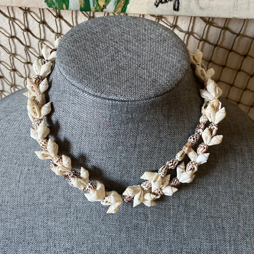 Vintage 70s Natural Mini Conch Shells Necklace